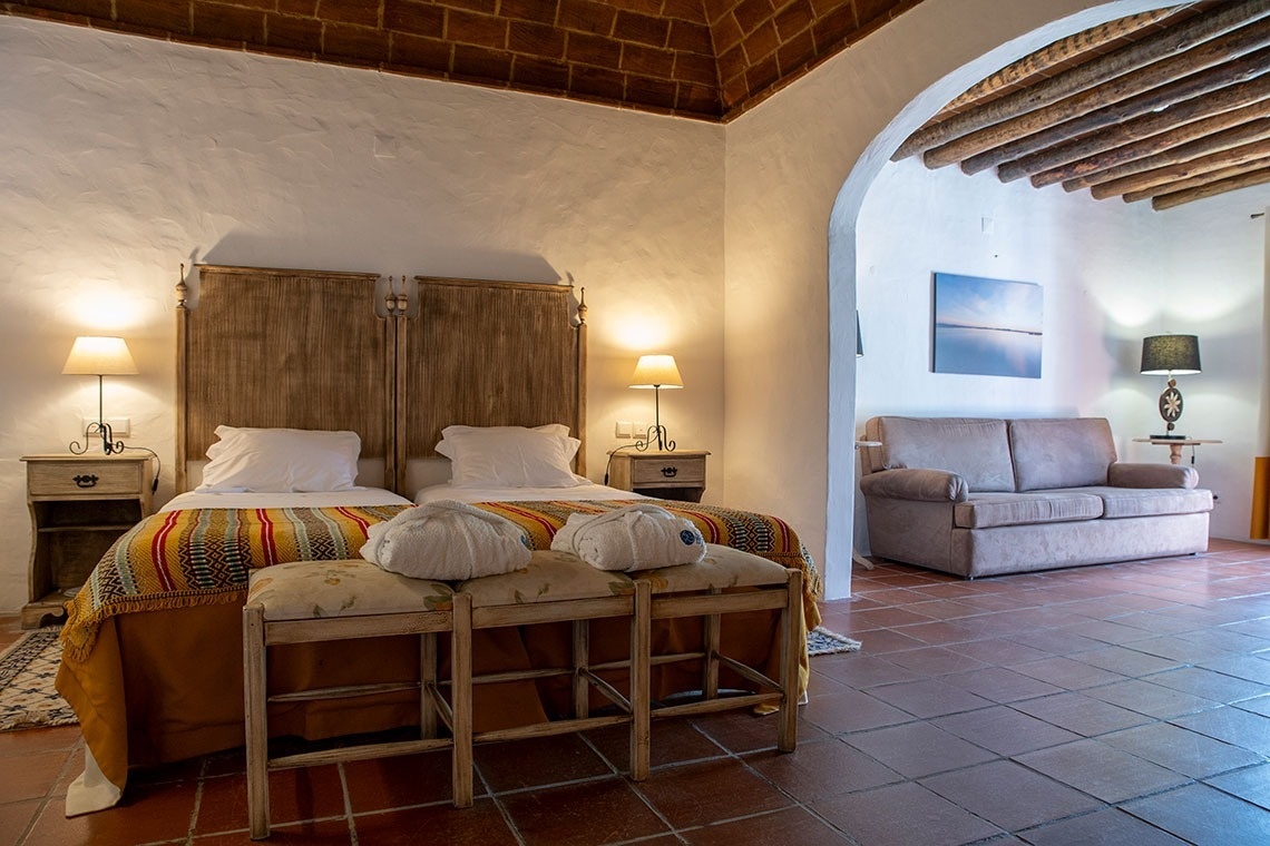 uma porta vermelha e duas janelas vermelhas em uma parede branca