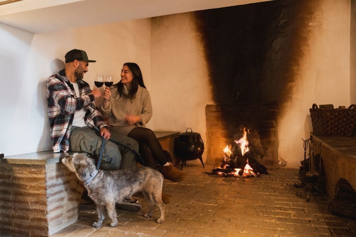 um homem está andando com um cachorro de coleira azul