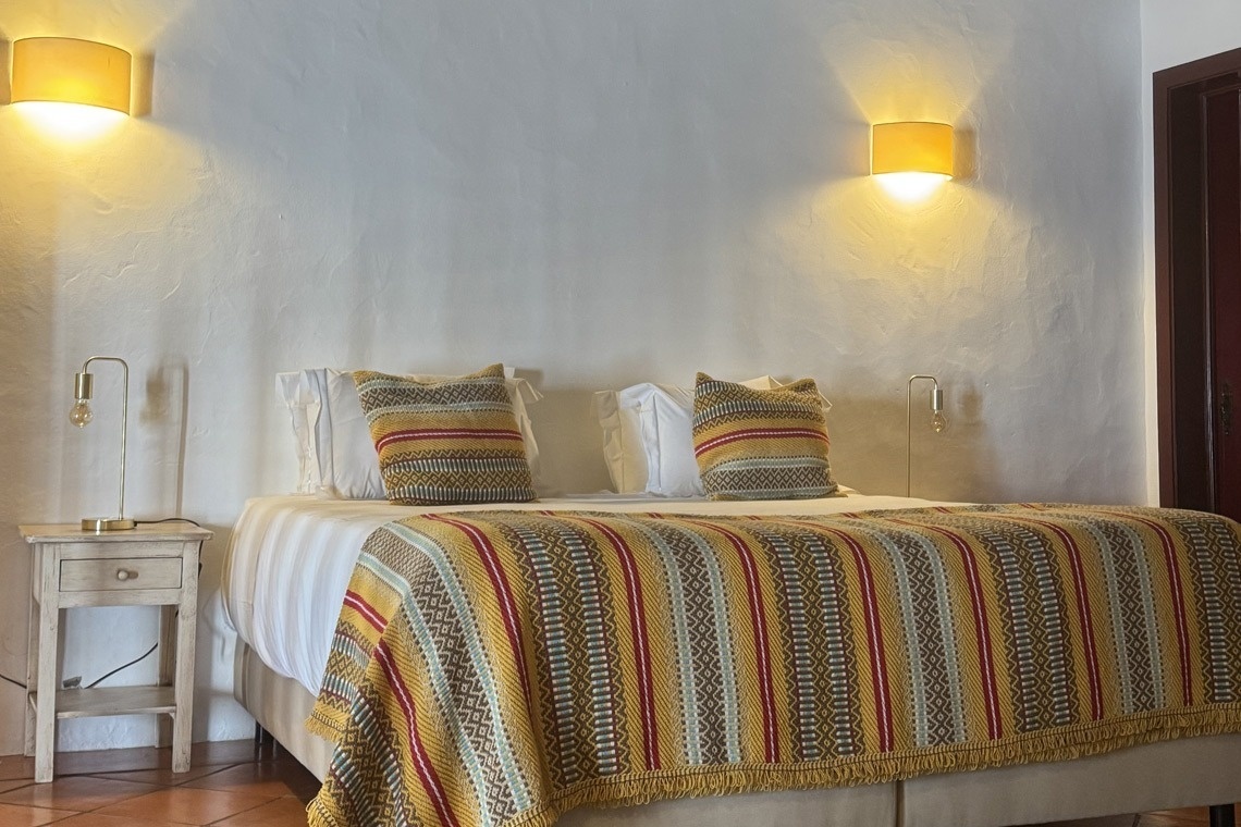 um quarto com uma cama e duas mesas de cabeceira