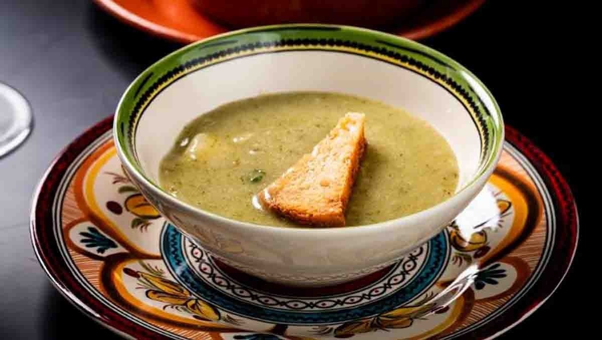 Sopa cremosa con picatostes en Horta da Moura.