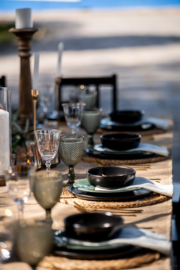 Mesa posta elegante para evento Horta da Moura com decoração rústica e vista para o mar.