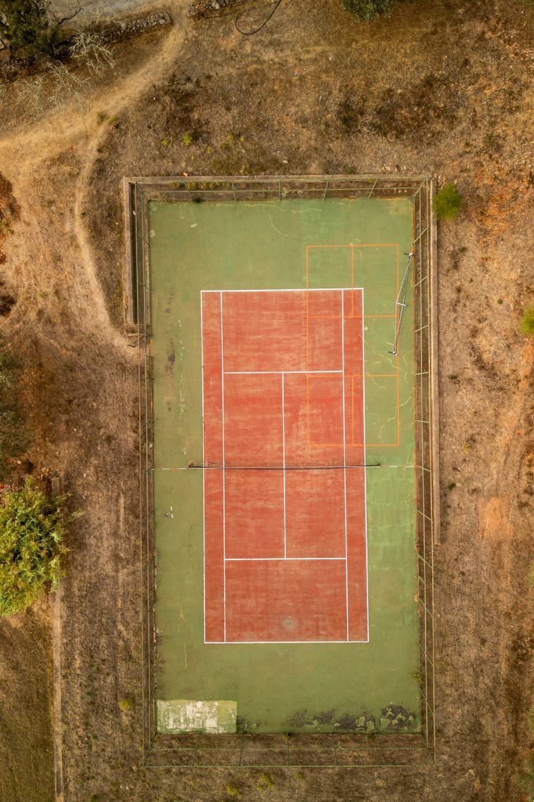 Campo de ténis em Horta da Moura, perfeito para momentos de lazer.