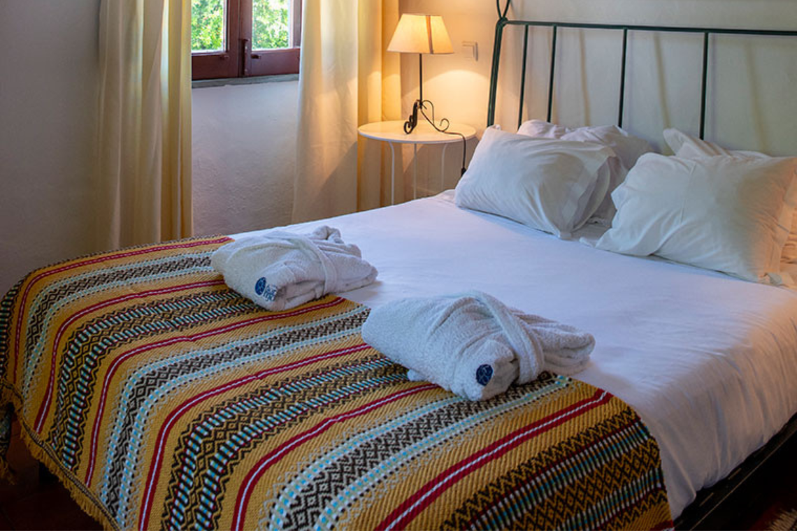 um quarto com duas camas e um guarda-roupa