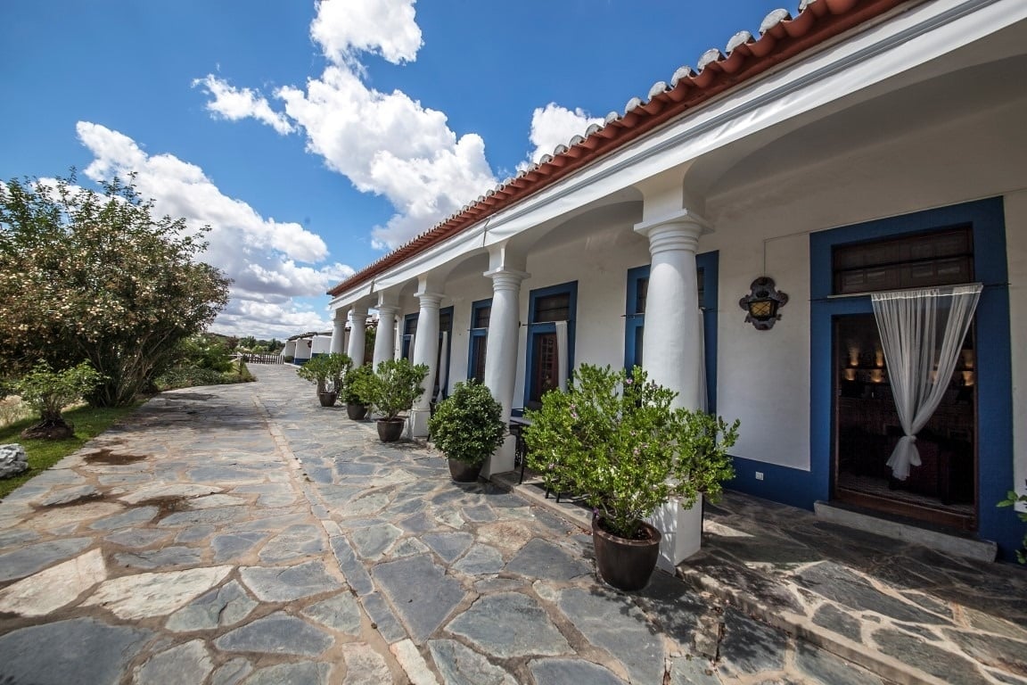 Passeio com colunatas e plantas em vasos, Novidades | Horta da Moura Boutique Hotel