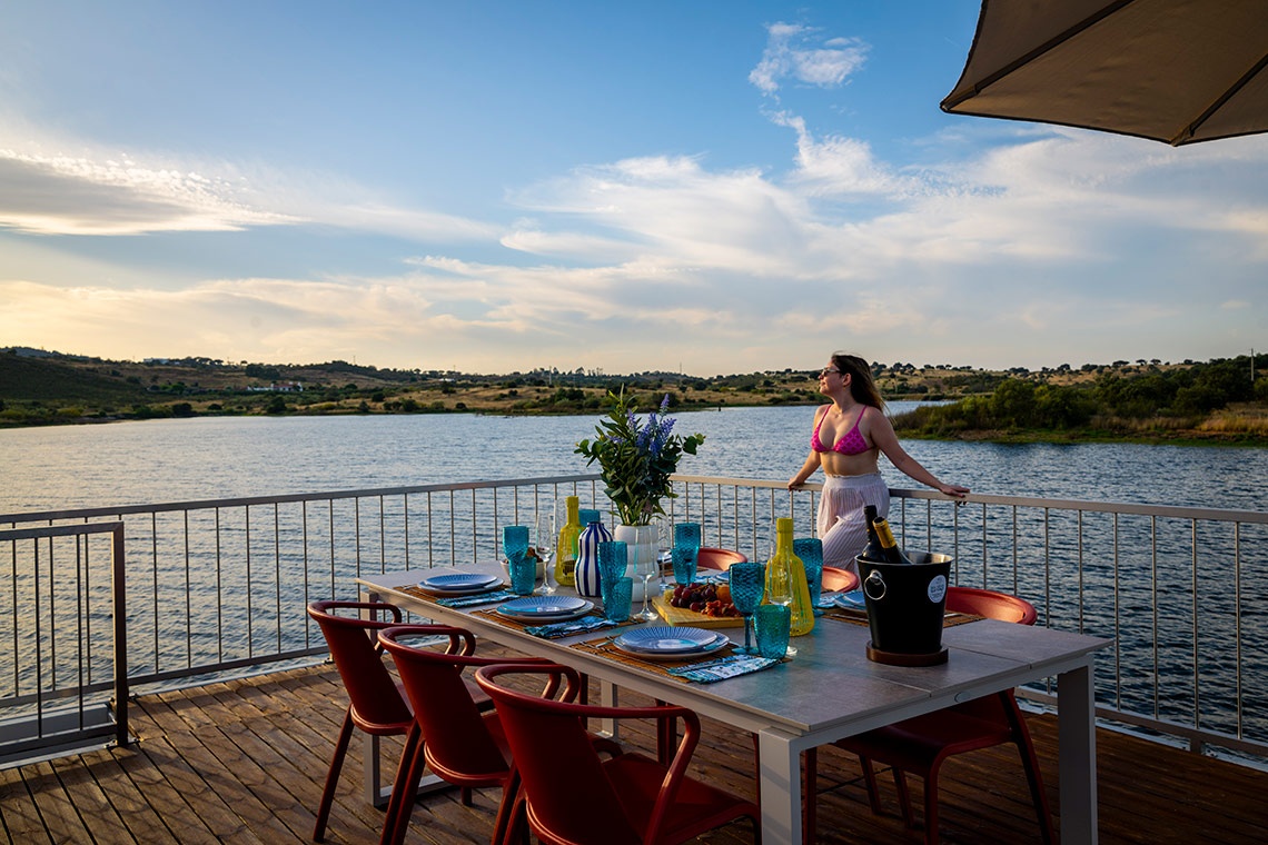 Refeição ao ar livre em Horta da Moura com vista para o lago.