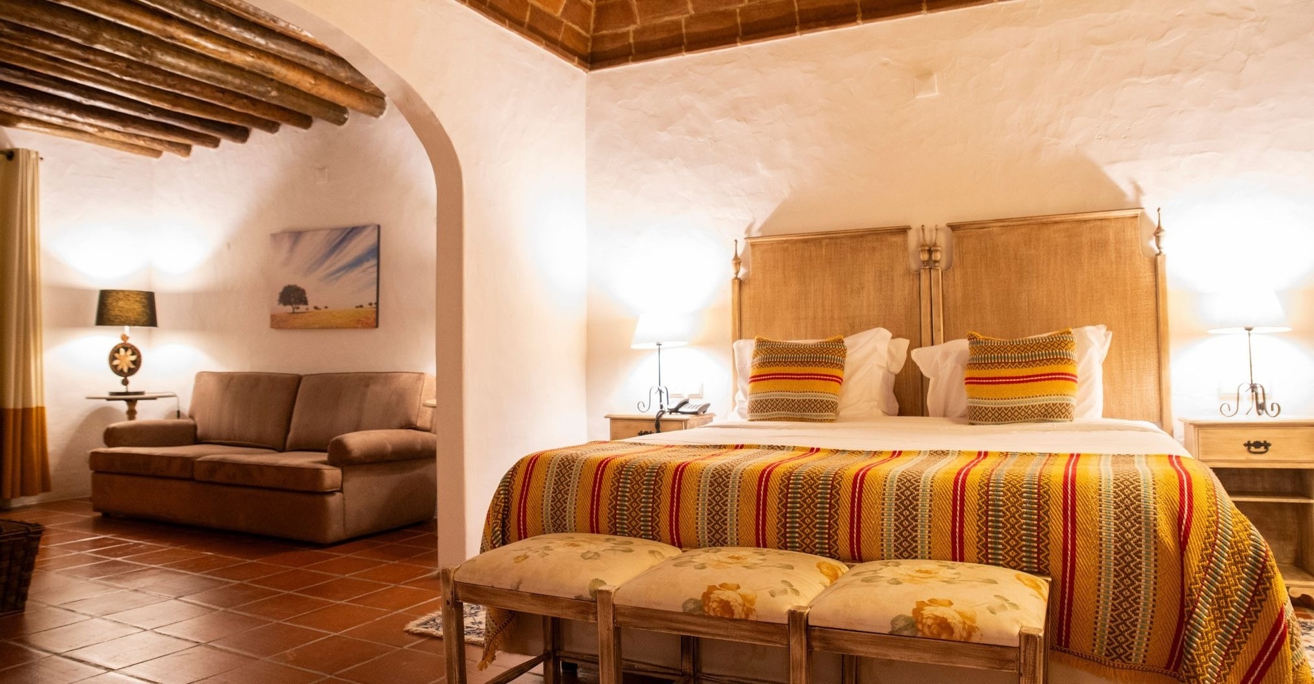 uma casa branca com portas verdes e vermelhas