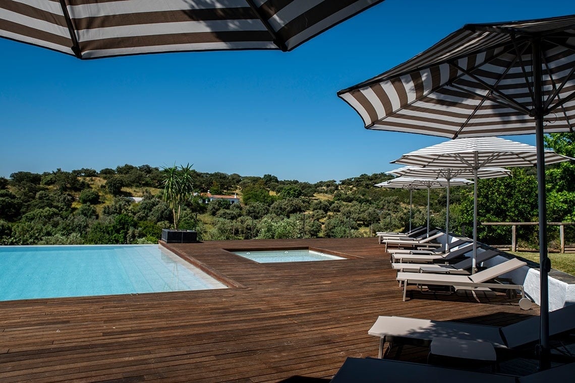 uma pequena rua entre duas casas brancas com telhados de telhas vermelhas