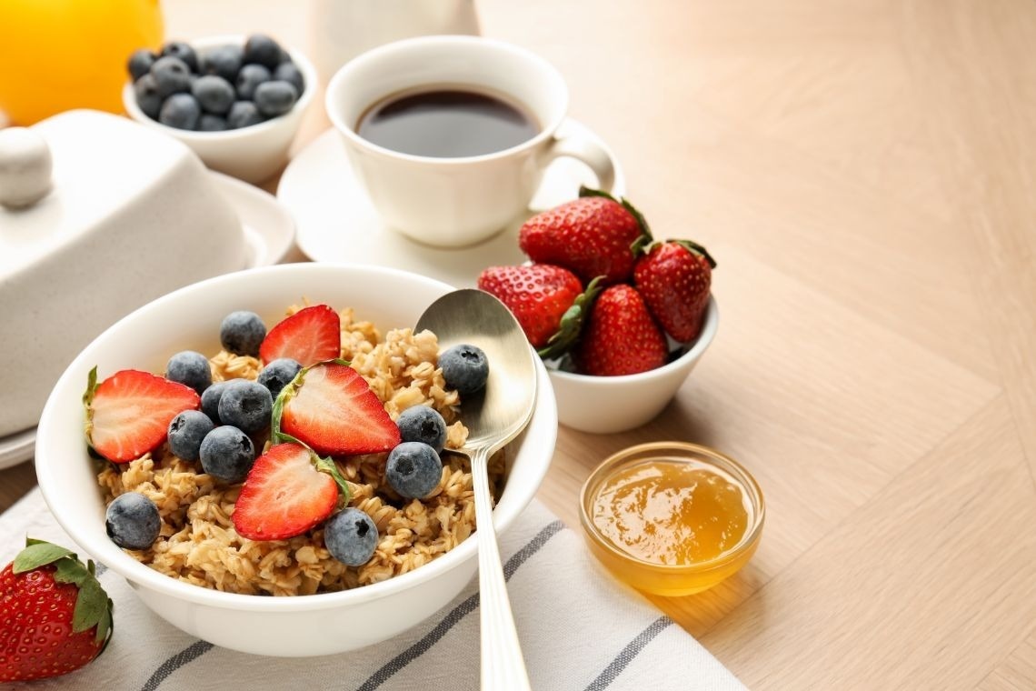 um homem está derramando comida em um pedaço de pão