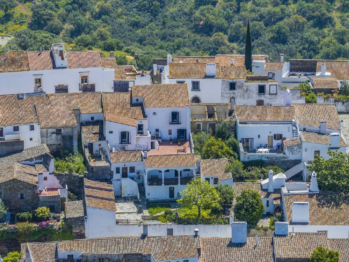 Horta da Moura: casas blancas y tejados de barro en un pueblo con encanto.