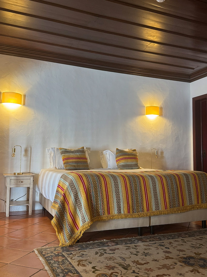 Quarto charmoso com cama de casal e janela.