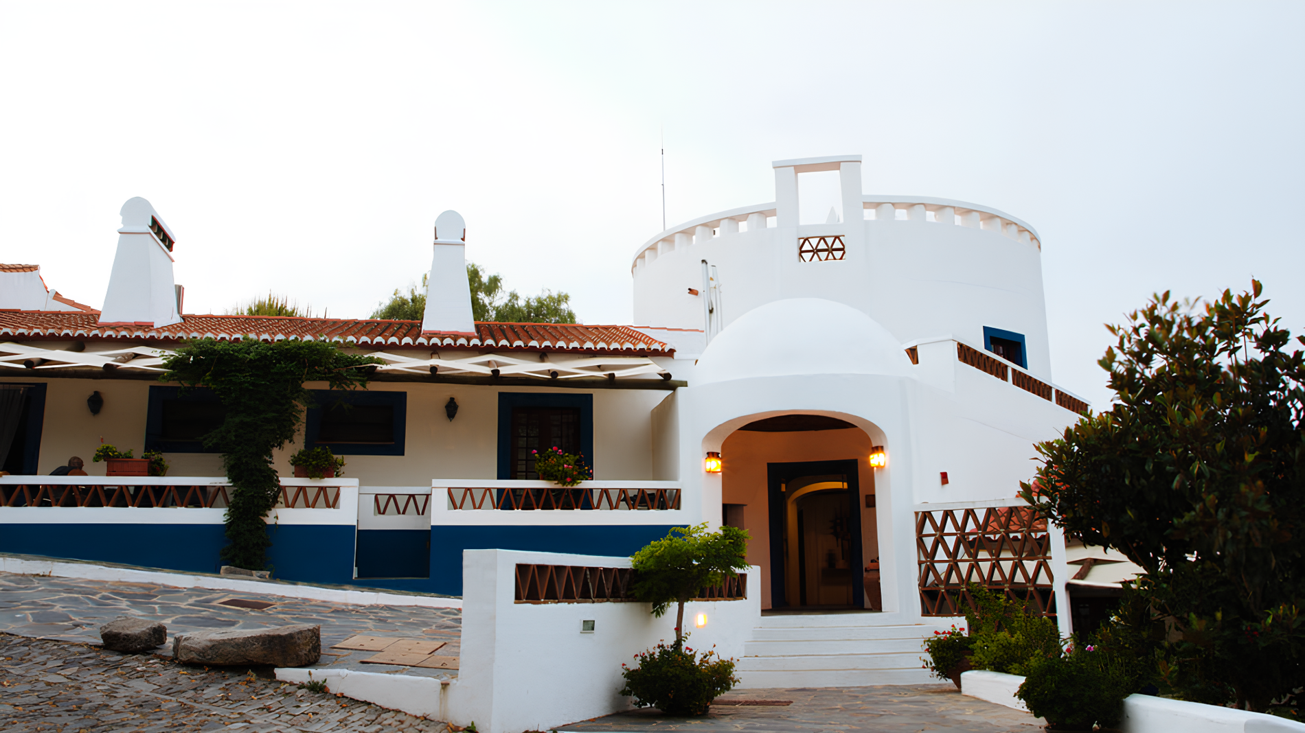 uma grande casa branca com uma torre no topo
