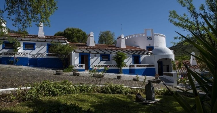 Edifício principal da Horta da Moura com arquitetura tradicional e detalhes azuis.