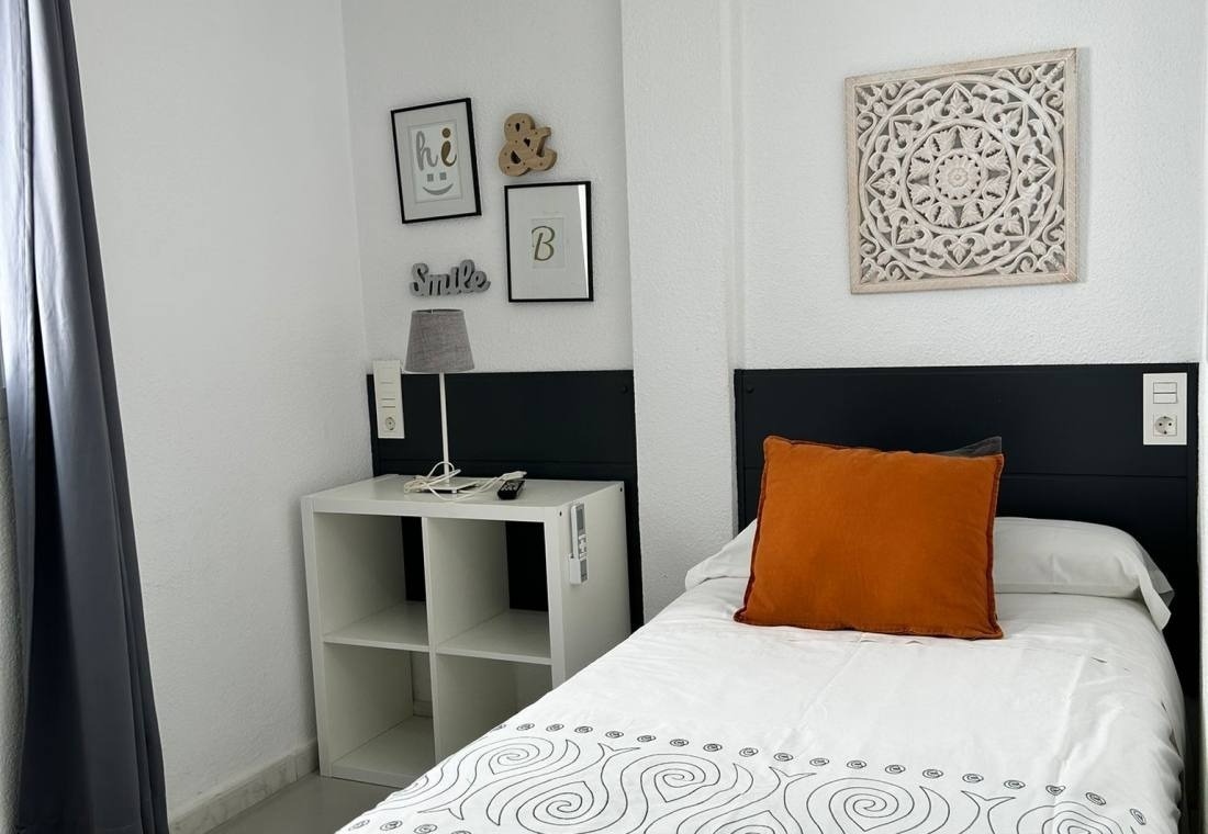 una habitación con una cama y una lámpara y un cartel que dice hi & smile