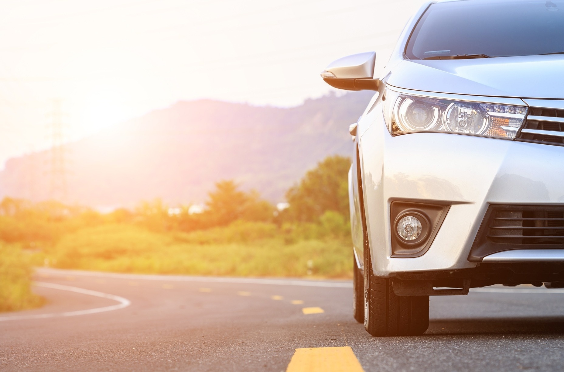 un coche blanco está estacionado en la mitad de la carretera