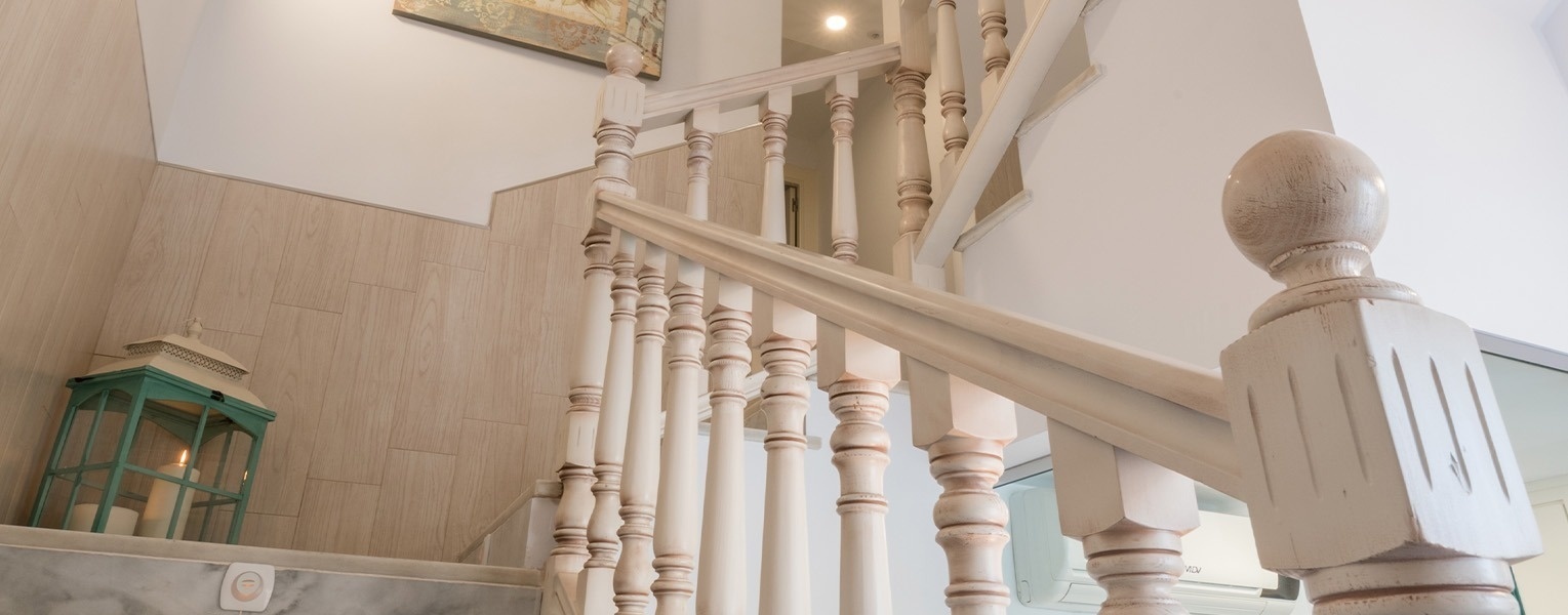 un primer plano de una escalera de madera blanca