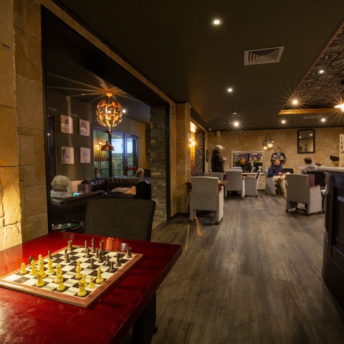 un tablero de ajedrez en una mesa roja en un restaurante