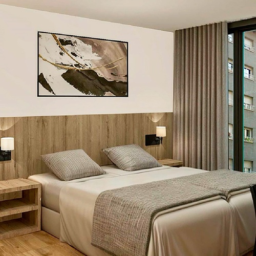 una habitación con una cama y una pintura en la pared