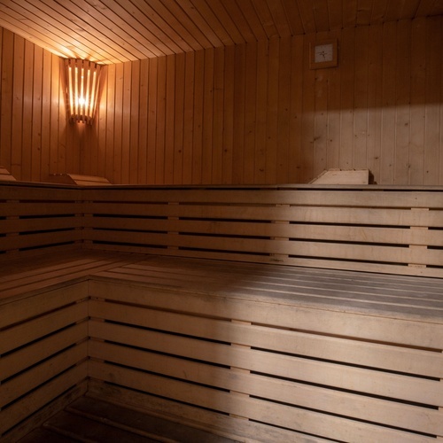 una sauna de fusta amb un rellotge a la paret