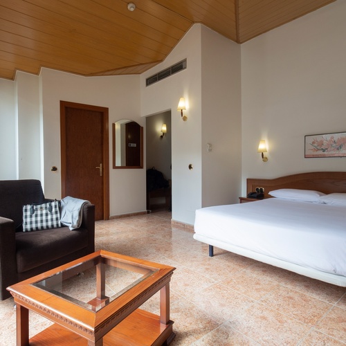 una habitación de hotel con una cama y una silla