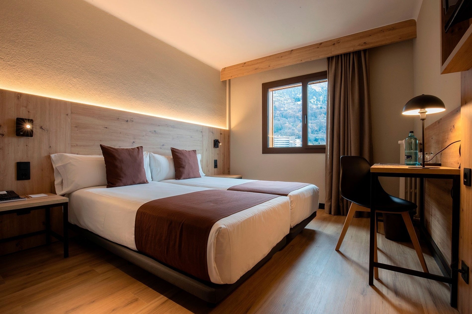 una habitación de hotel con dos camas y una televisión