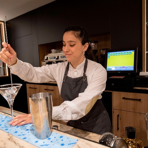 un salon avec des canapés et des tables et le logo de l' hôtel comptes