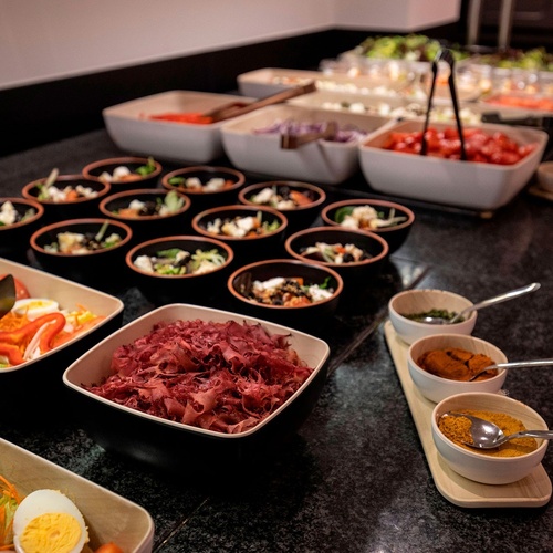 une salle à manger avec beaucoup de tables et de chaises