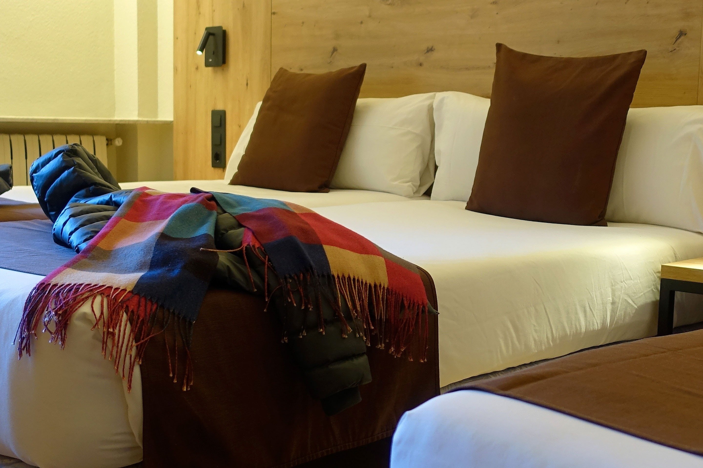 una habitació d' hotel amb dues camas i un plaid