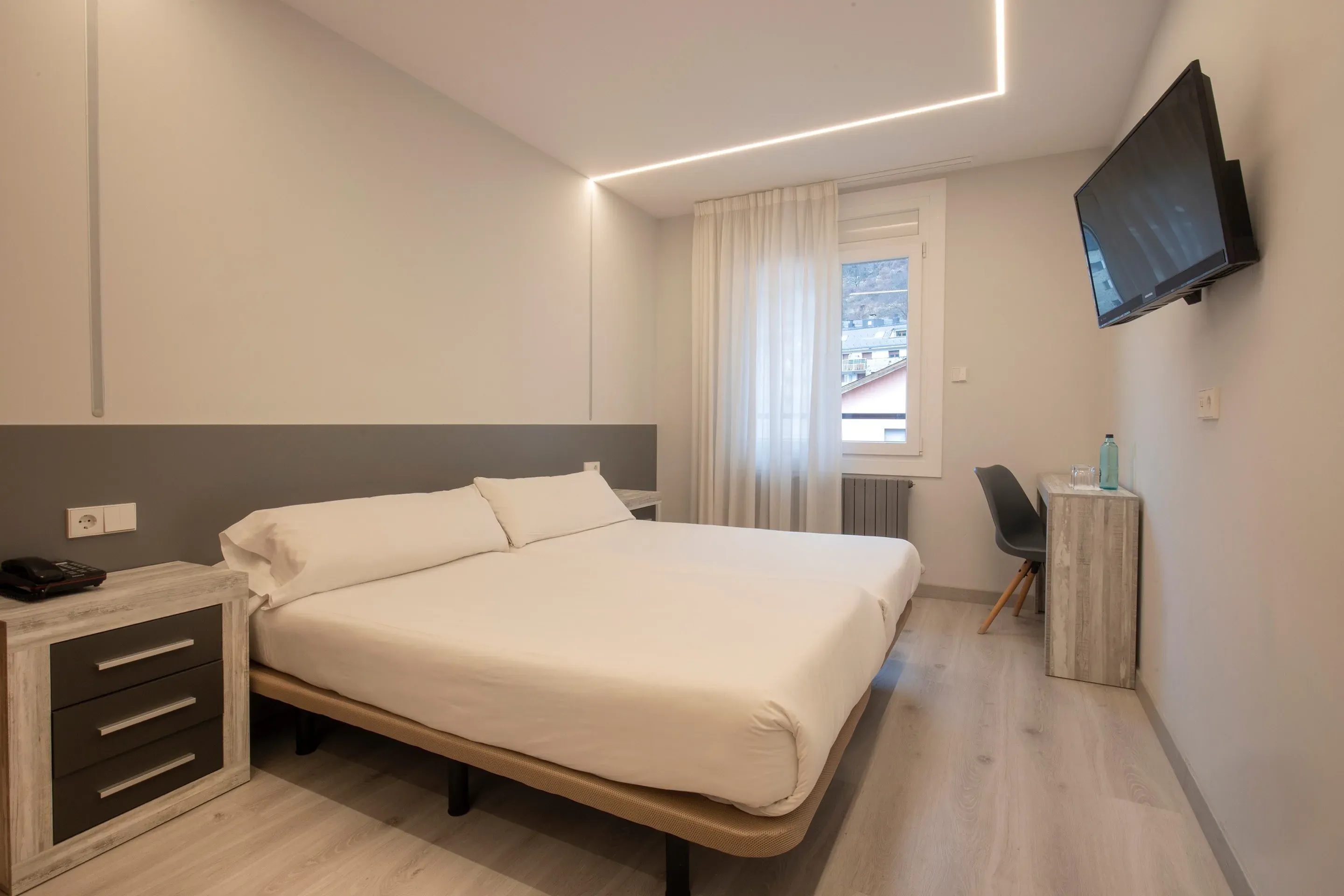 Chambre double confortable à l'Hôtel Oros, avec TV et vue sur les Pyrénées. Réservez sur le site officiel.