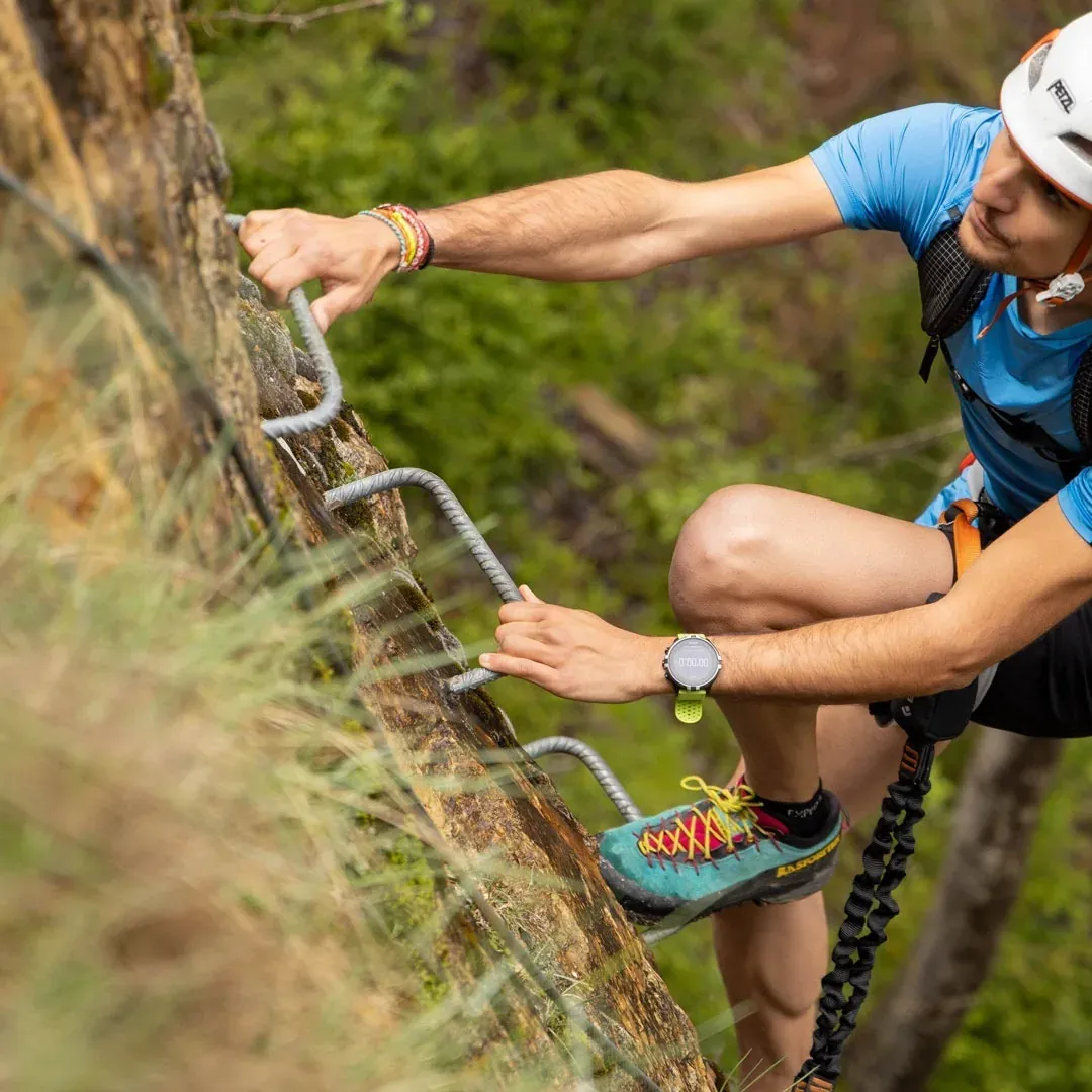 NEXTA: Corporativa. Sport rock climbing with gear.