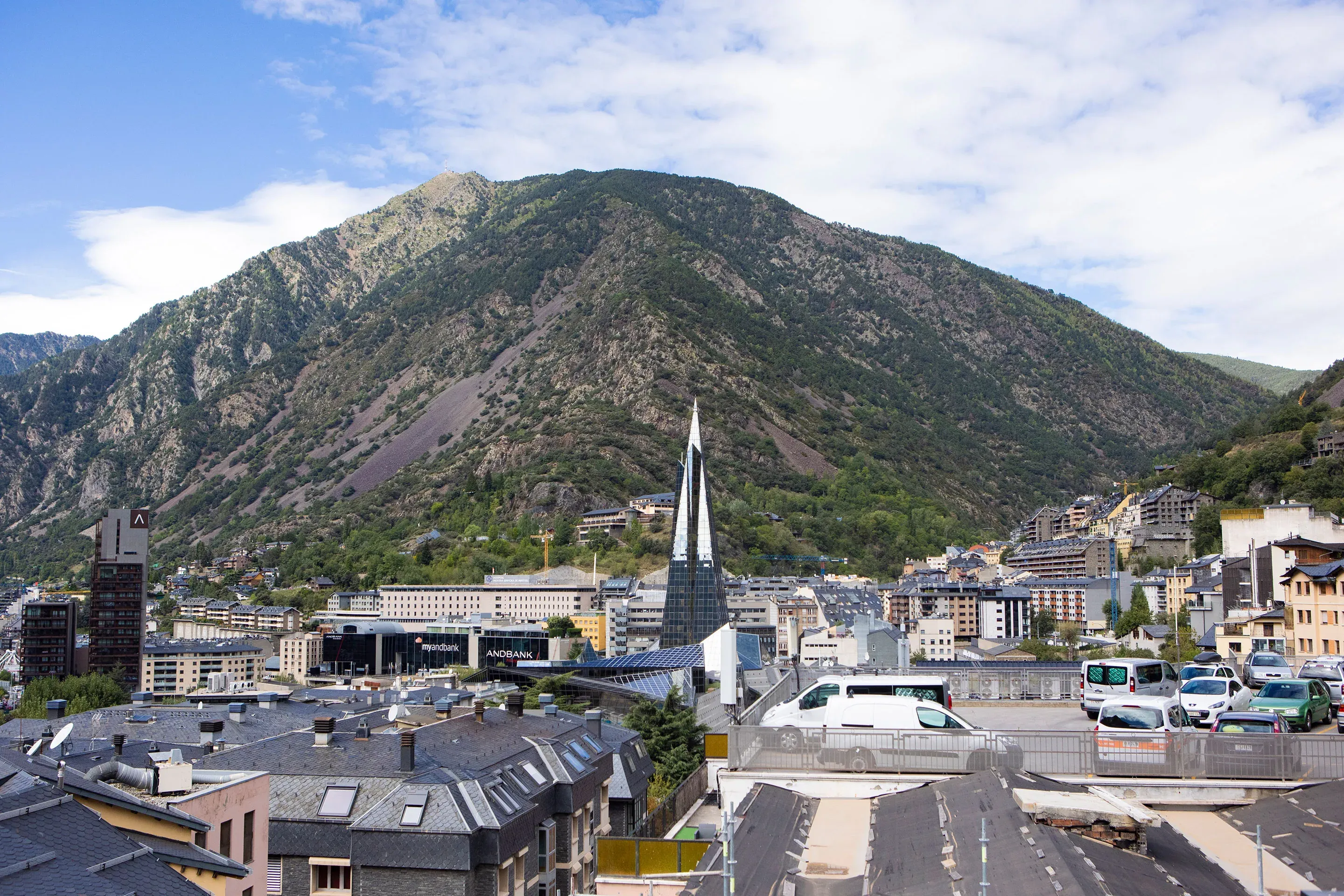 Vue panoramique de la ville et de la montagne, hôtel Hôtel Comtes d'Urgell | Nexta | Andorre | Site Officiel au premier plan