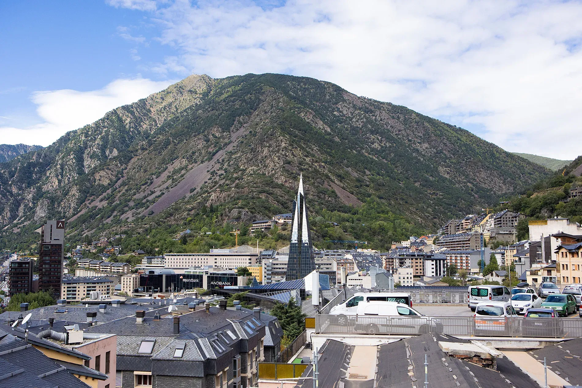 Edificio moderno con Hotel Comtes d’Urgell | Nexta | Andorra | Web Oficial y vistas a las montañas en un día soleado.