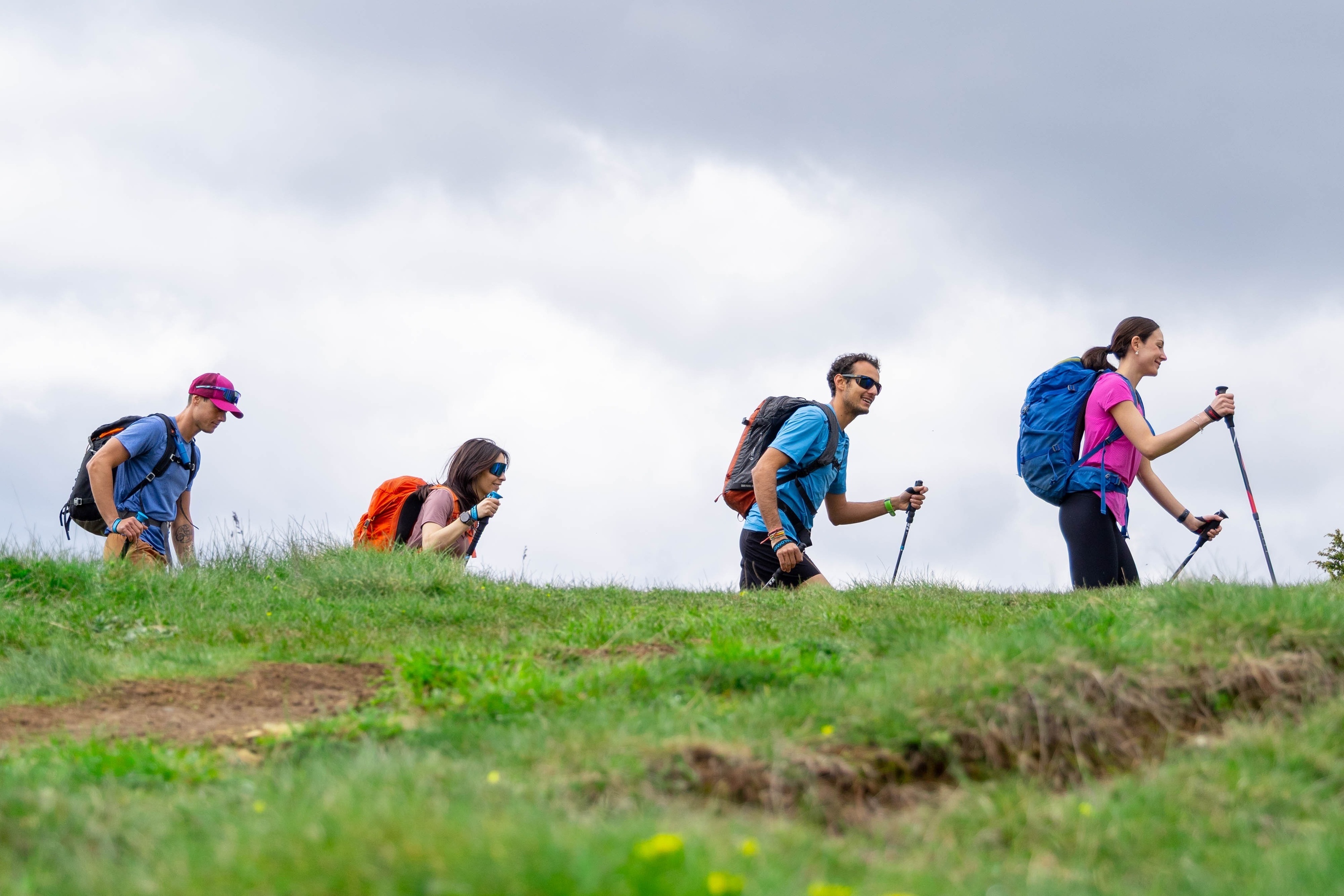 una mulher lava o cabelo em um salão de beleza