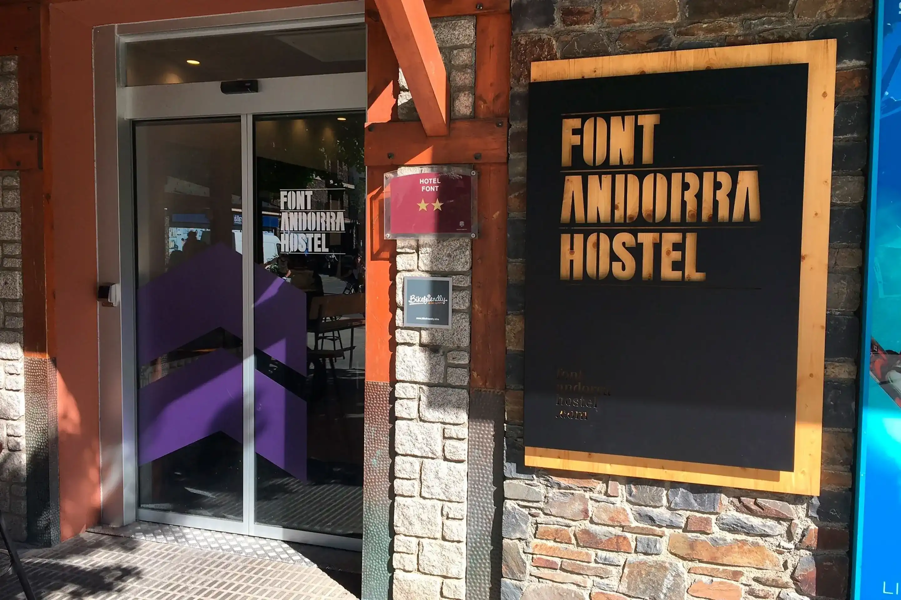 Font Andorra Hostel: entrada principal y señalización Nexta.