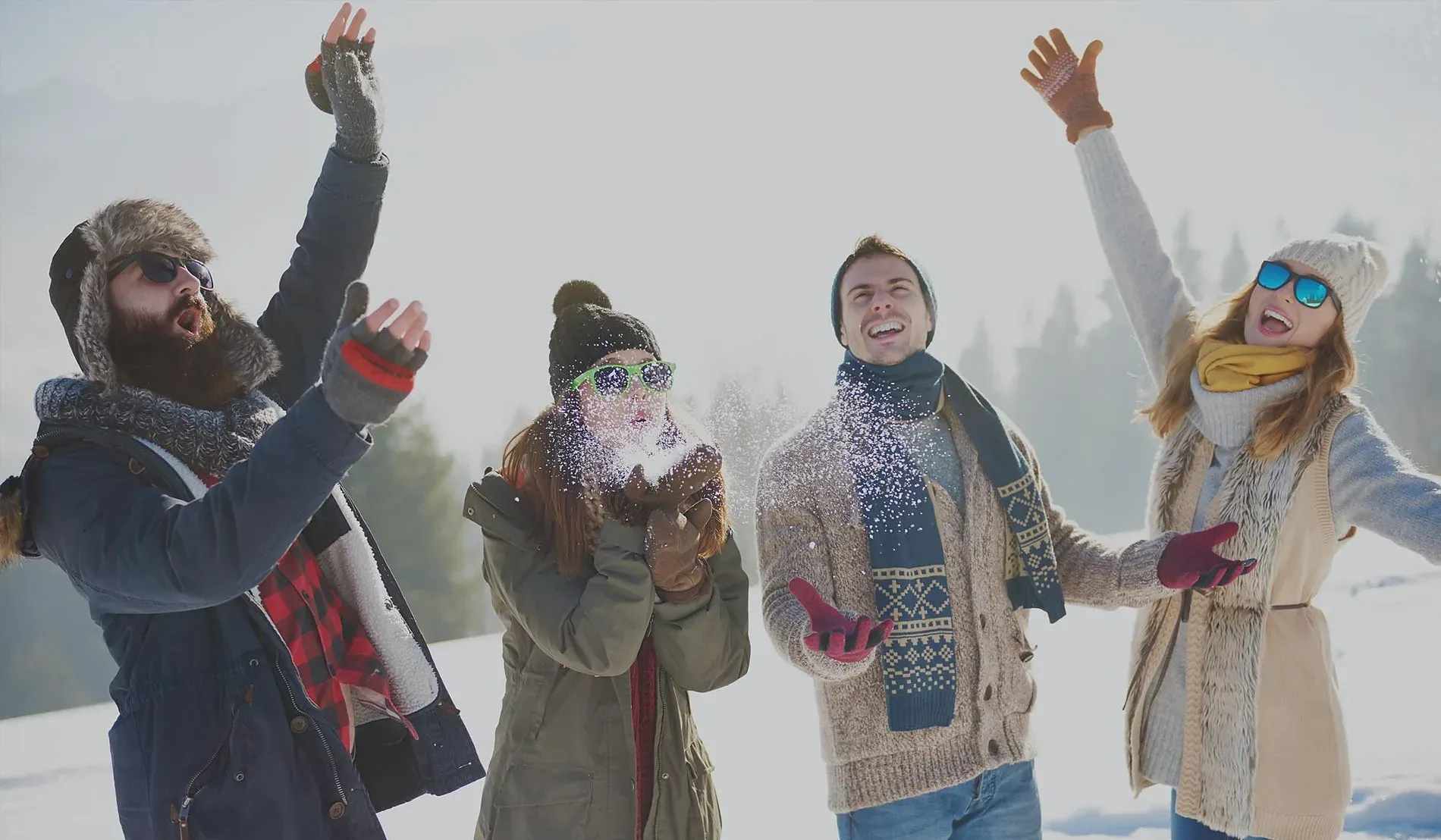 Jeunes gens riant et jouant dans la neige, parfait pour les événements d'entreprise NEXTA.