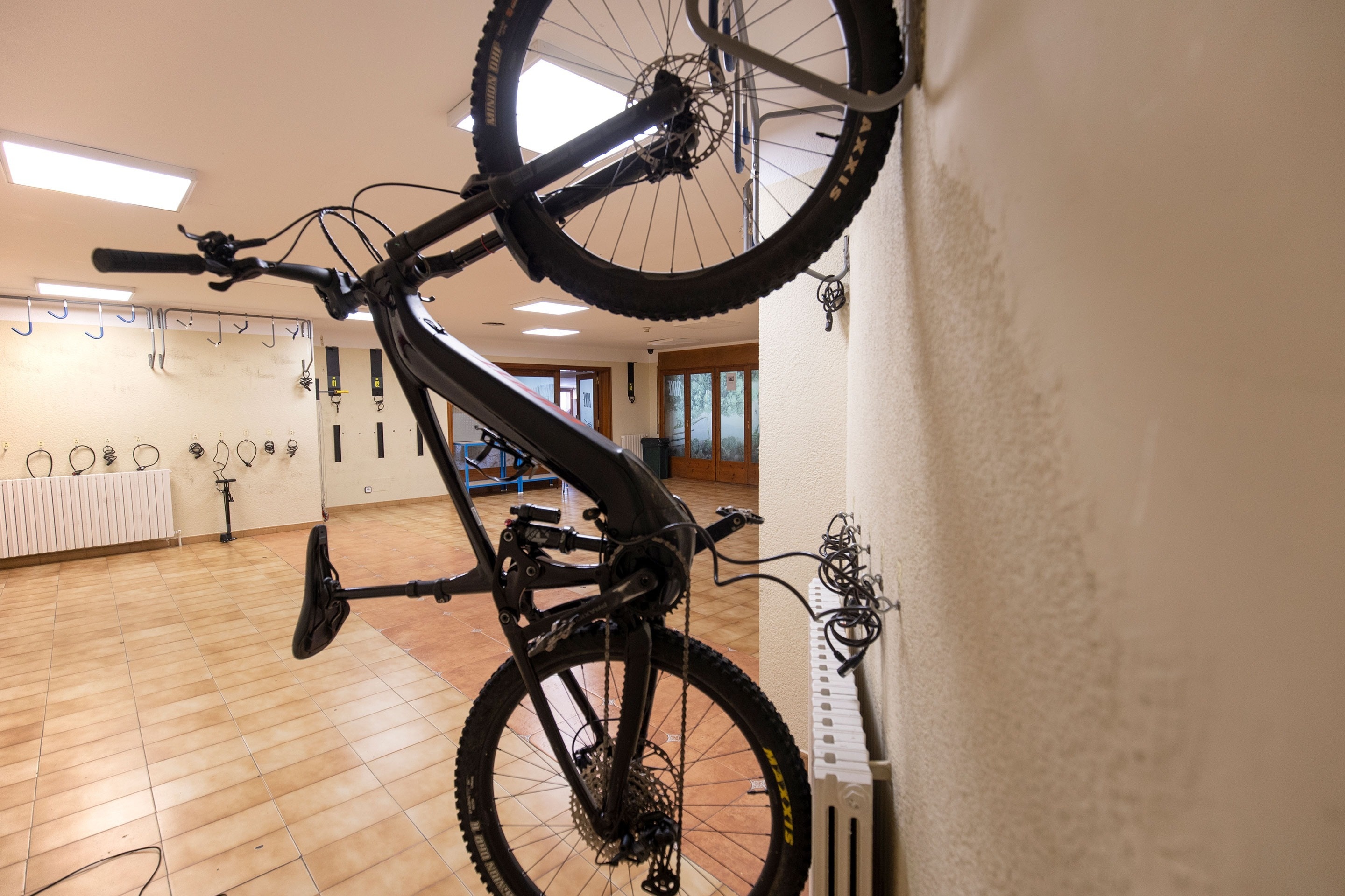 una bicicleta está colgada en una pared en un garaje