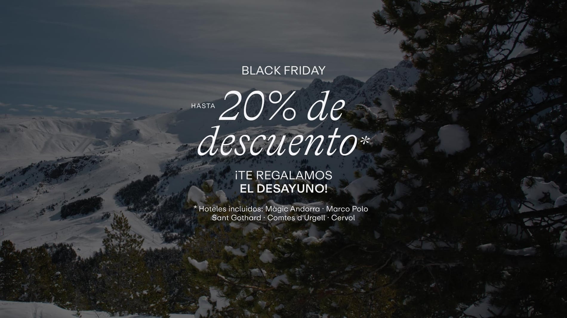 un edificio de apartamentos con balcones cubiertos de nieve