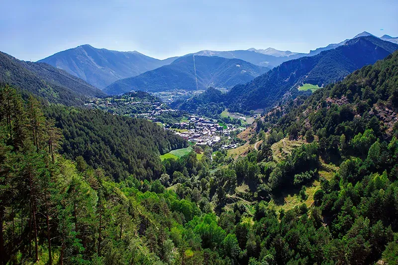 NEXTA: Corporativa - Village enneigé aux lumières chaudes, vues alpines.
