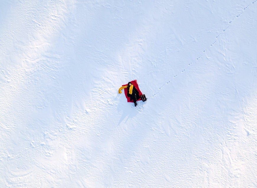 PersonaNEXTA: Corporativa disfruta de la nieve en un trineo rojo