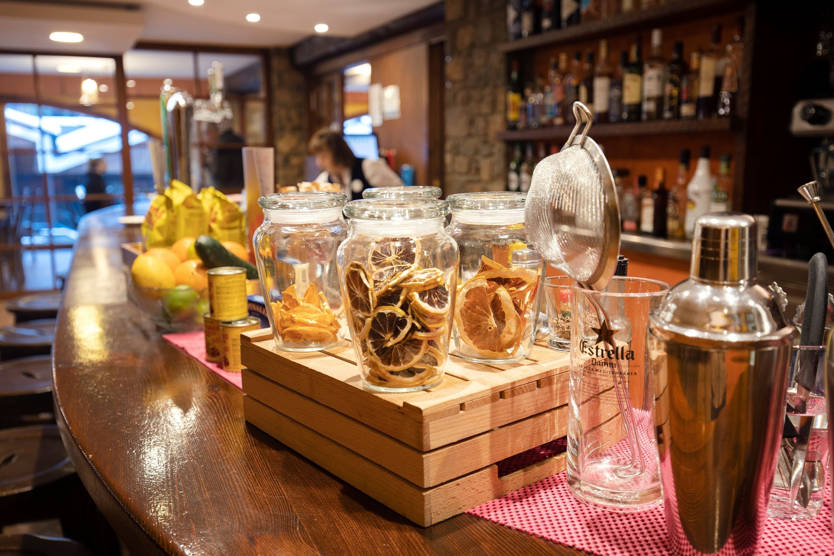 un par de esquís i una mochila a la nevada