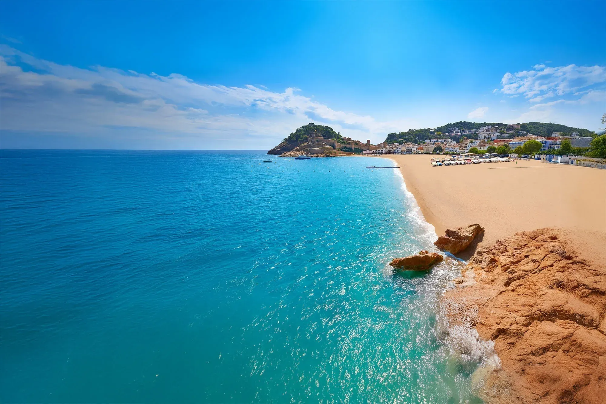 Hôtel Don Juan Tossa : Plage dorée et eaux turquoise à Tossa de Mar, Espagne. Réservez sur notre site officiel.