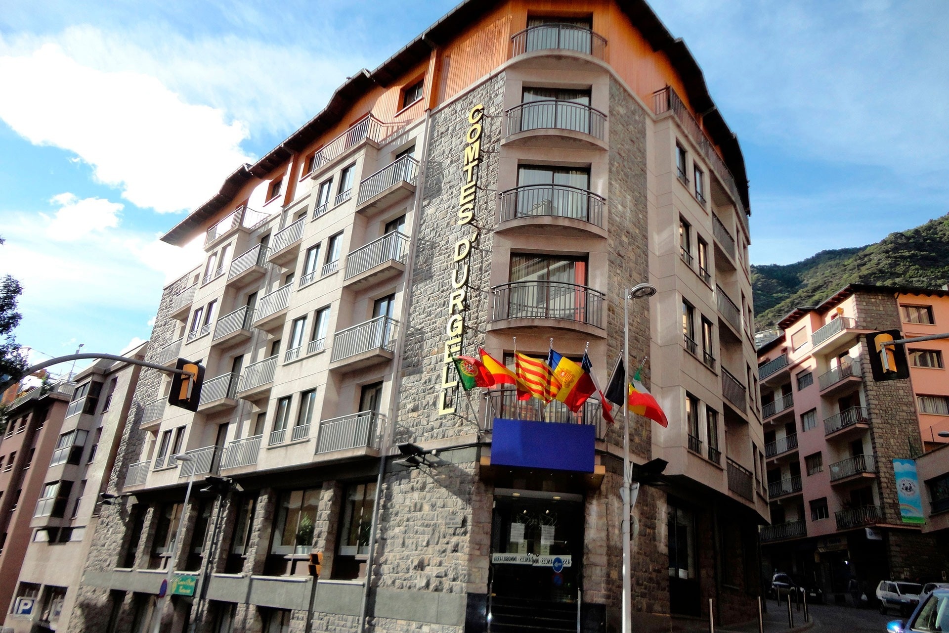 un gran edifici de pedra amb la imatge d' un hotel