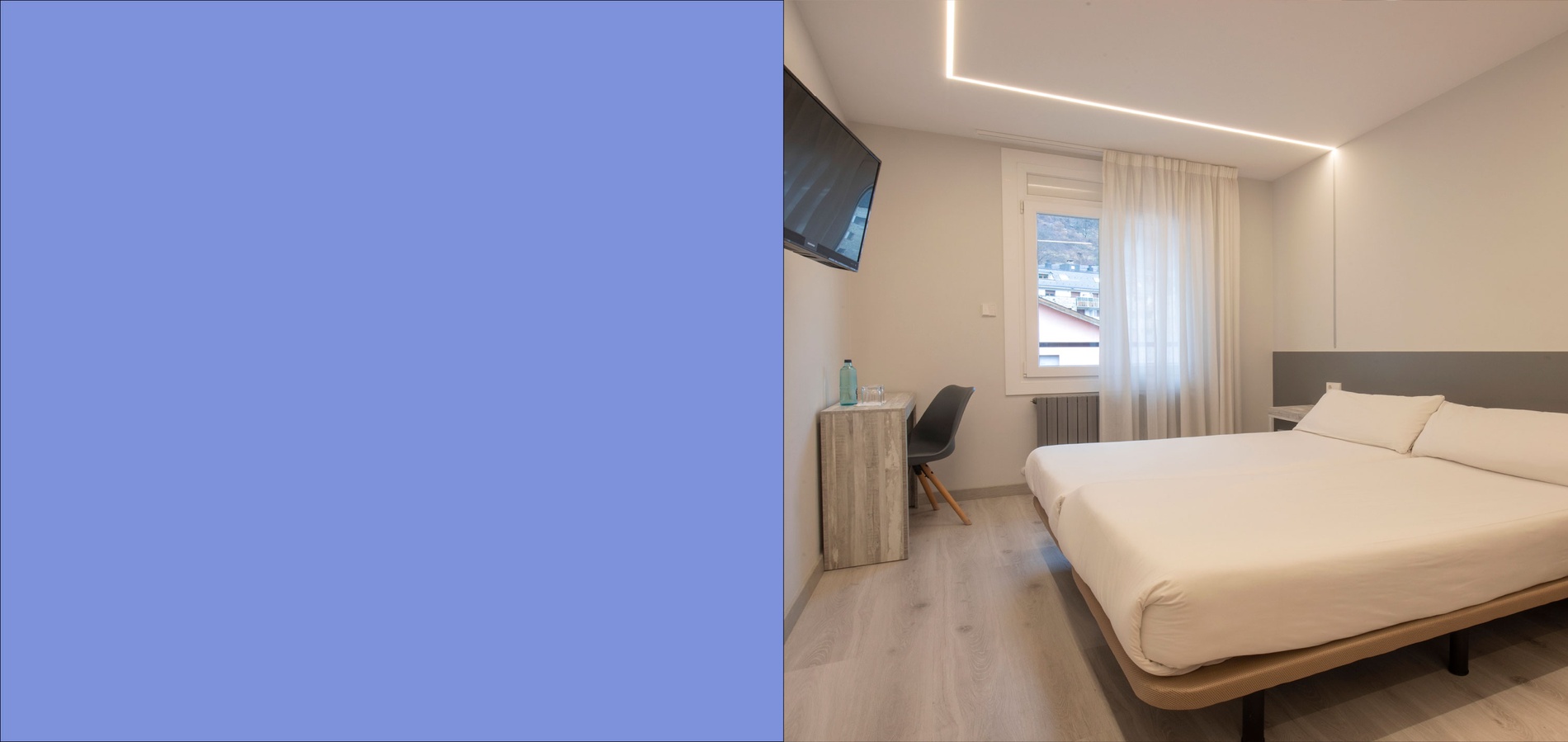 una habitación con una cama y una pintura en la pared