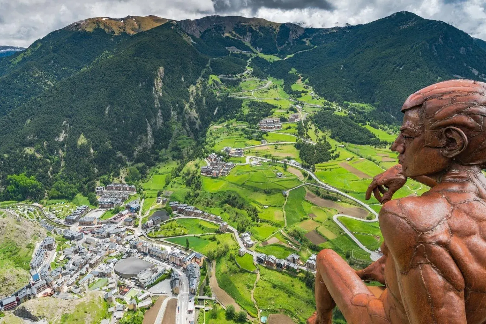 deux skieurs montent sur un téléski avec le numéro 12 sur le côté