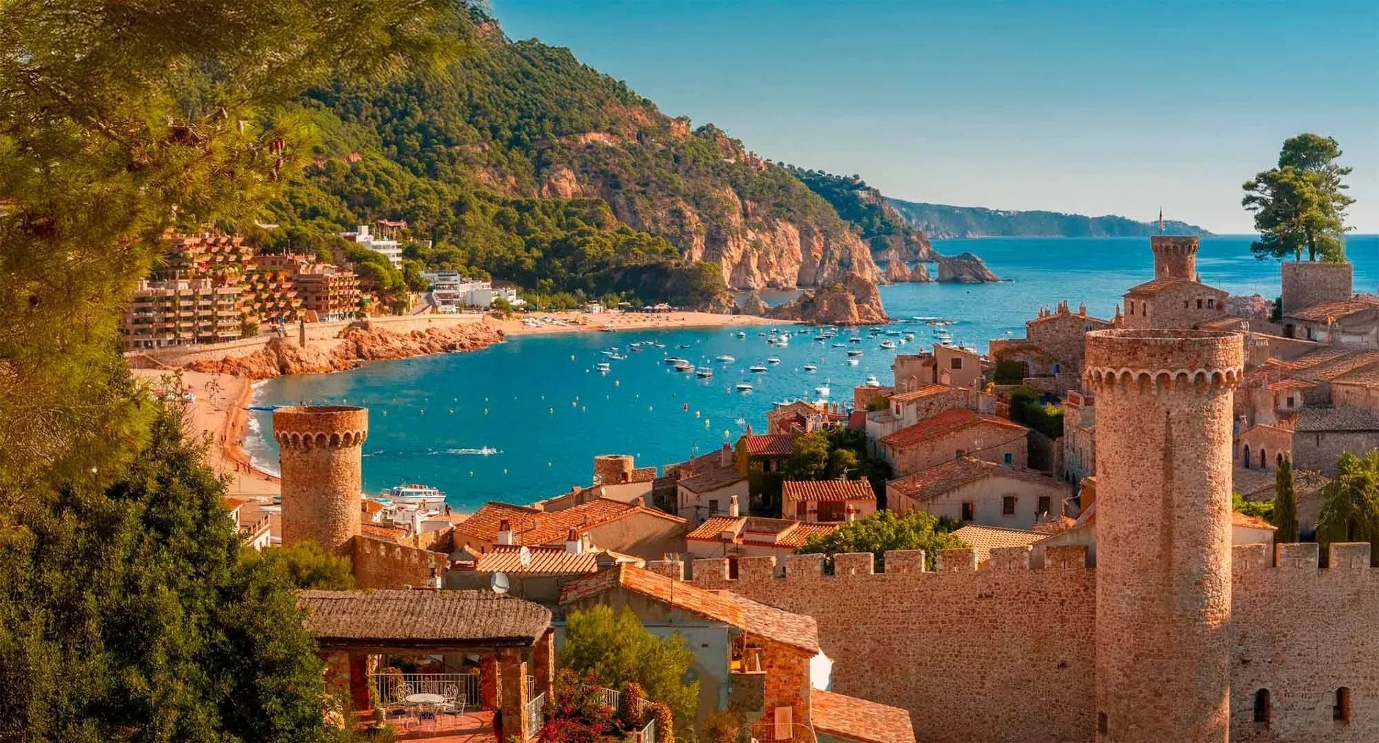 Hotel Don Juan Tossa | Vista panorámica de la bahía y el castillo en Tossa de Mar, España. ¡Reserva tu estancia!