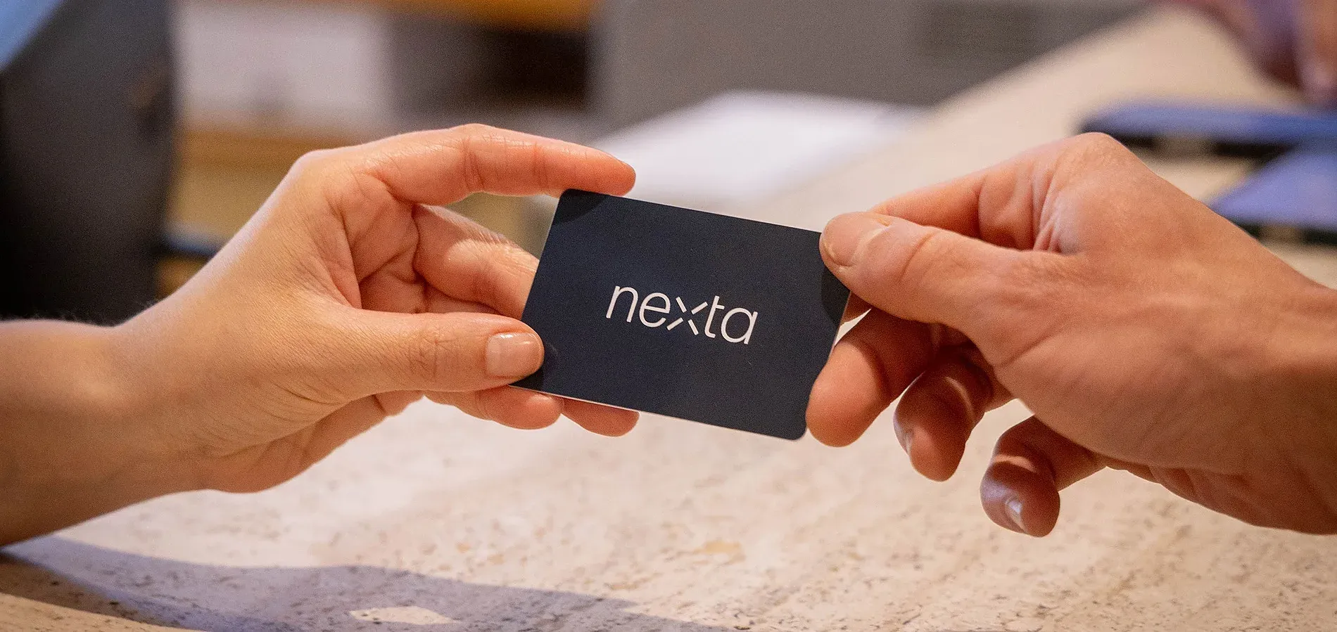 una persona sostiene una tarjeta de nexta en sus manos