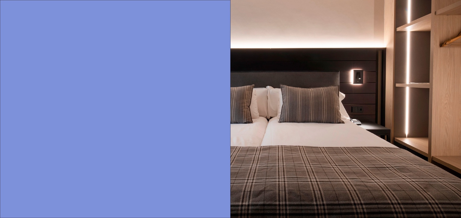 una habitació d' hotel amb una pintura a l' altura de la cama