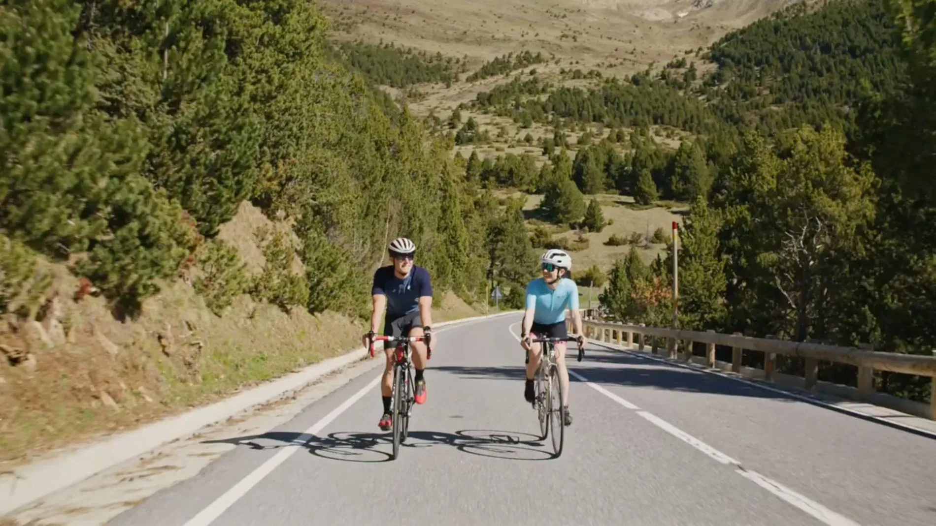 Cyclists enjoy mountain views; ideal for NEXTA: Corporativa events.