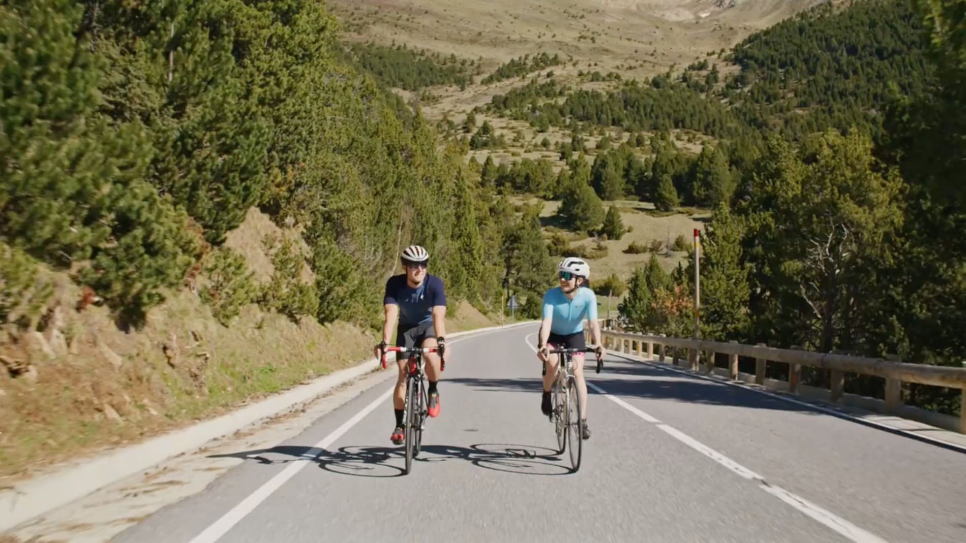 un edificio de apartamentos con balcones cubiertos de nieve