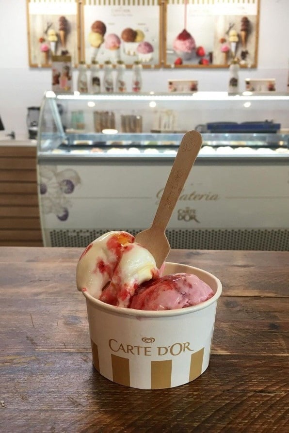 un bol de glace carte d' or sur une table en bois