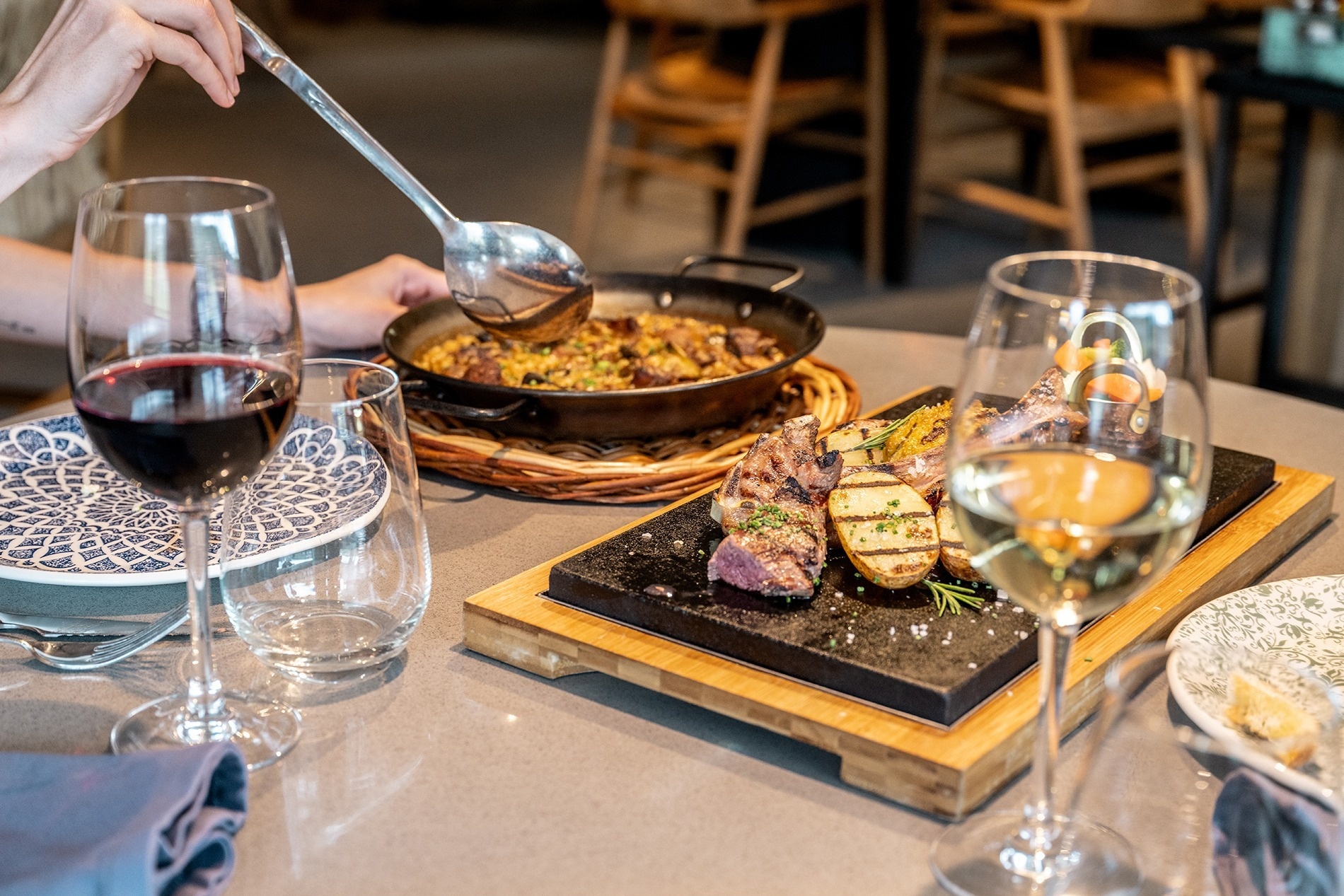 un chef decora un plat de carn i verdures amb brocóli